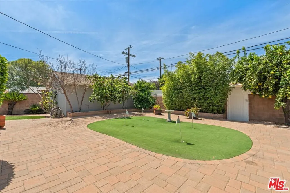 9313 Hayvenhurst Avenue North Hills, CA 91343