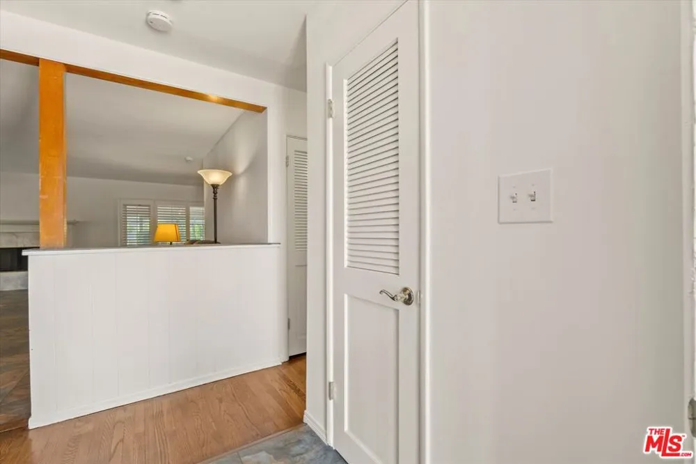 9313 Hayvenhurst Avenue North Hills, CA 91343