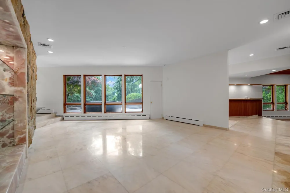 17 Forest Drive Sands Point, NY 11050