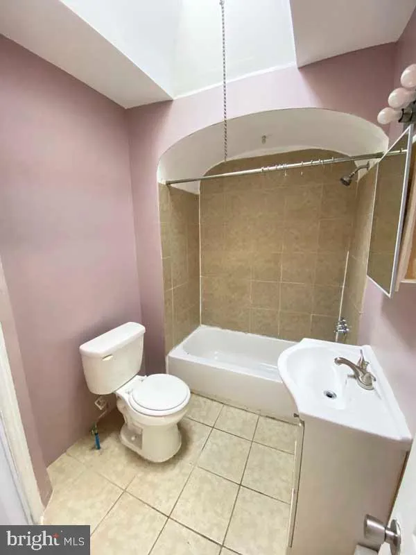 1833 W ROCKLAND STREET #2ND FL Philadelphia, PA 19141