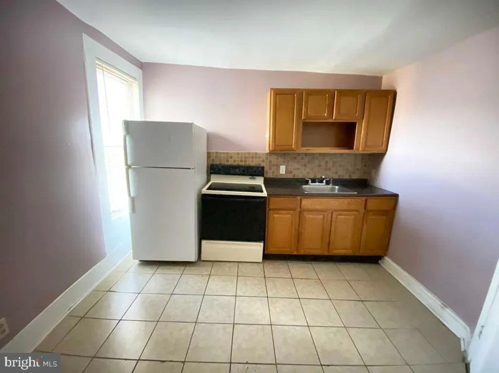 1833 W ROCKLAND STREET #2ND FL Philadelphia, PA 19141
