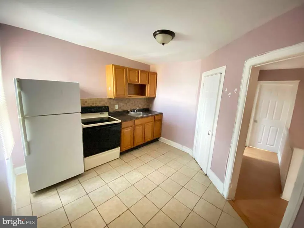 1833 W ROCKLAND STREET #2ND FL Philadelphia, PA 19141