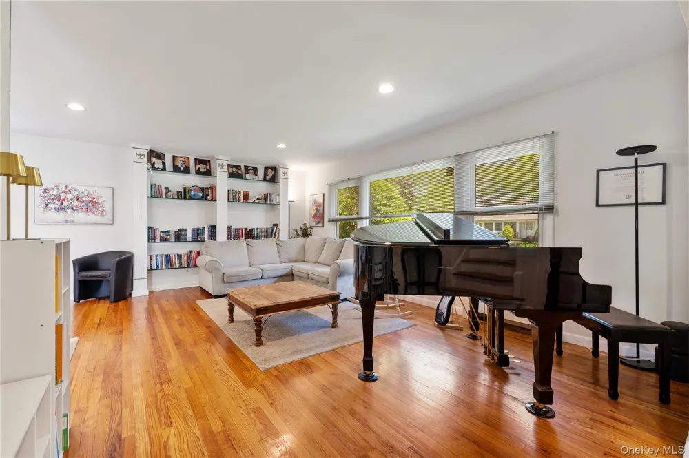 842 Fiske Street Woodmere, NY 11598