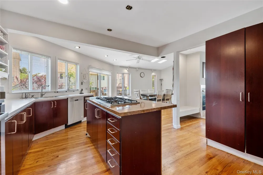 842 Fiske Street Woodmere, NY 11598