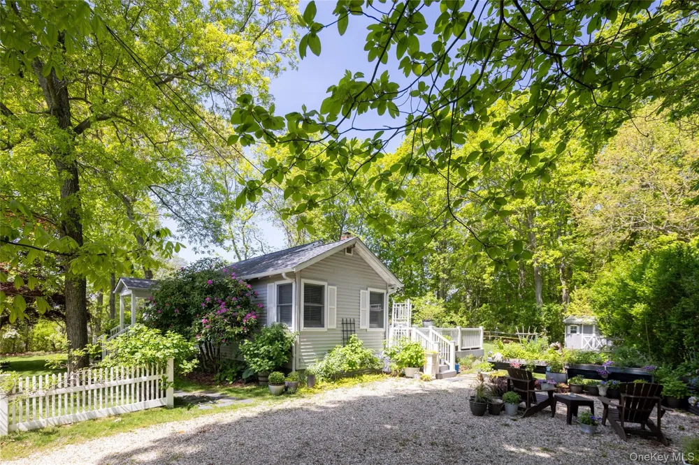 16 Bowditch Road Shelter Island, NY 11964