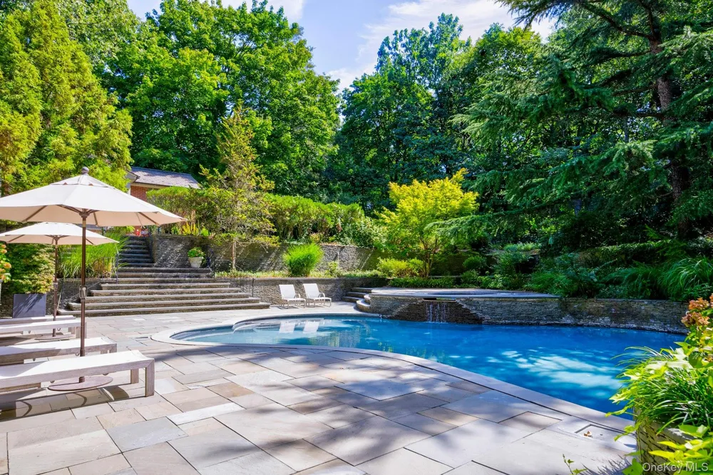 16 Barkers Point Road Sands Point, NY 11050