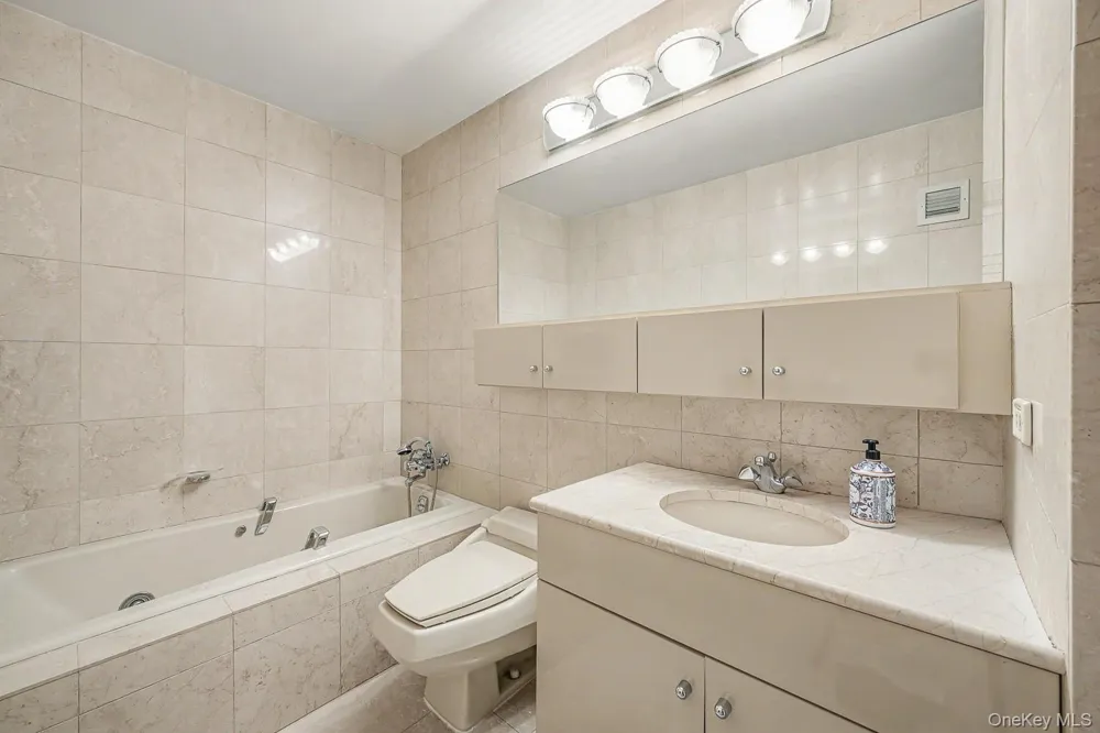160 W 66th Street #49D New York (Manhattan), NY 10023