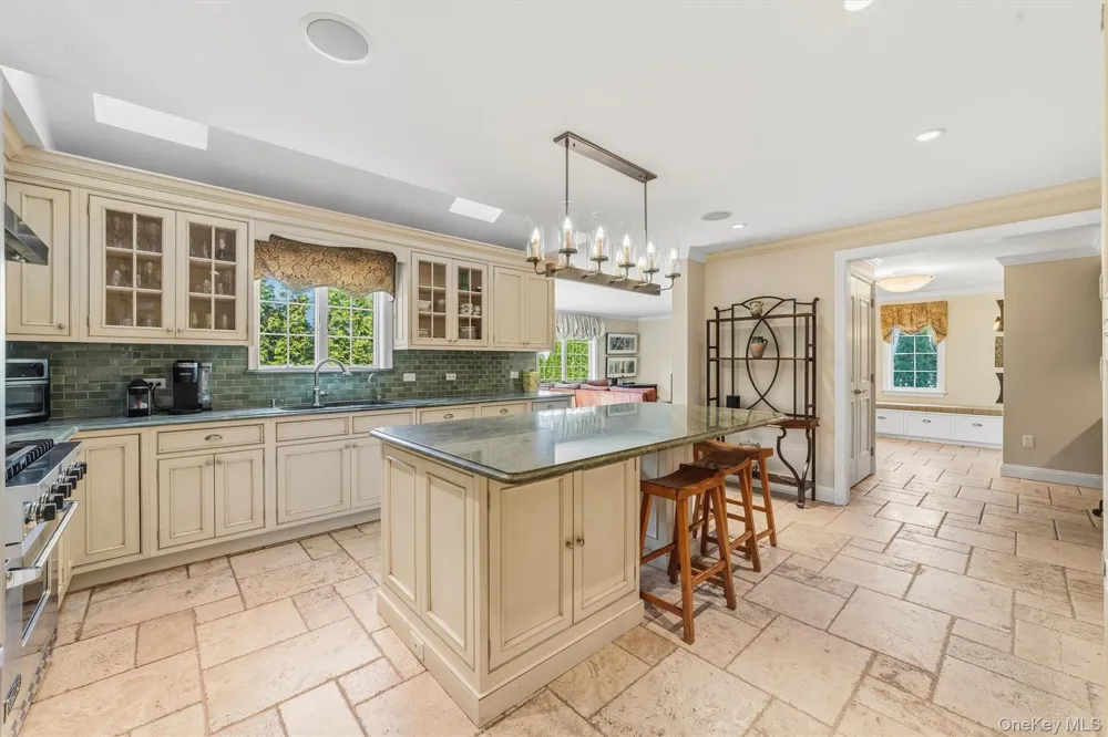 185 Old Wilmot Road Scarsdale, NY 10583