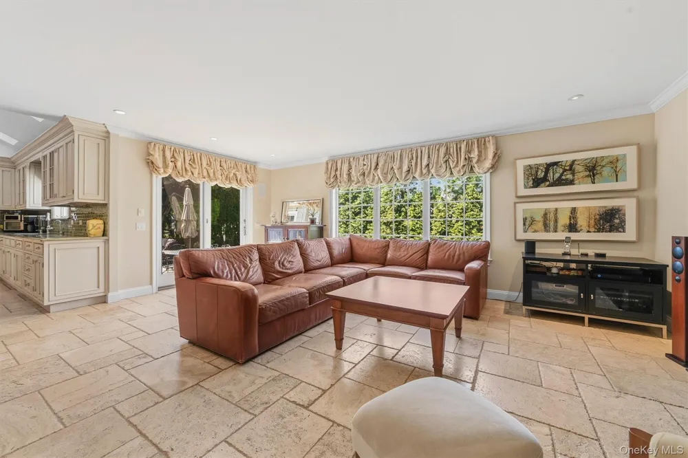 185 Old Wilmot Road Scarsdale, NY 10583