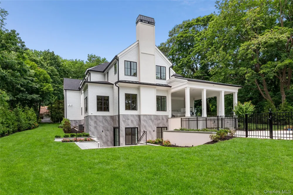 110 Dogwood Avenue Roslyn Harbor, NY 11576