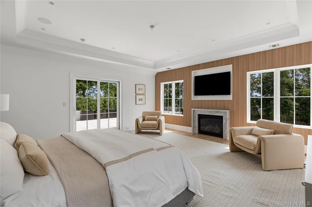 110 Dogwood Avenue Roslyn Harbor, NY 11576