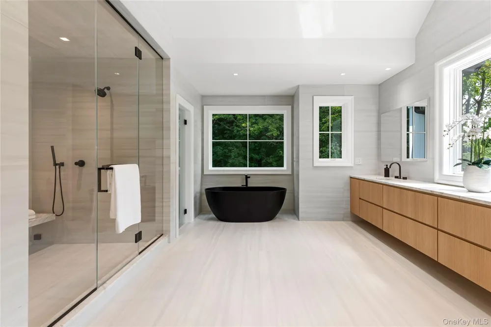 110 Dogwood Avenue Roslyn Harbor, NY 11576