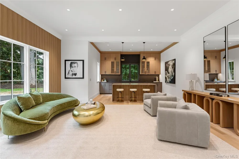 110 Dogwood Avenue Roslyn Harbor, NY 11576