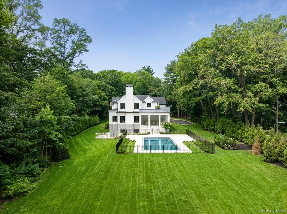 110 Dogwood Avenue Roslyn Harbor, NY 11576