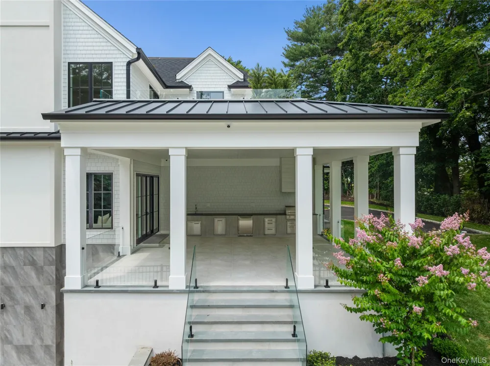 110 Dogwood Avenue Roslyn Harbor, NY 11576