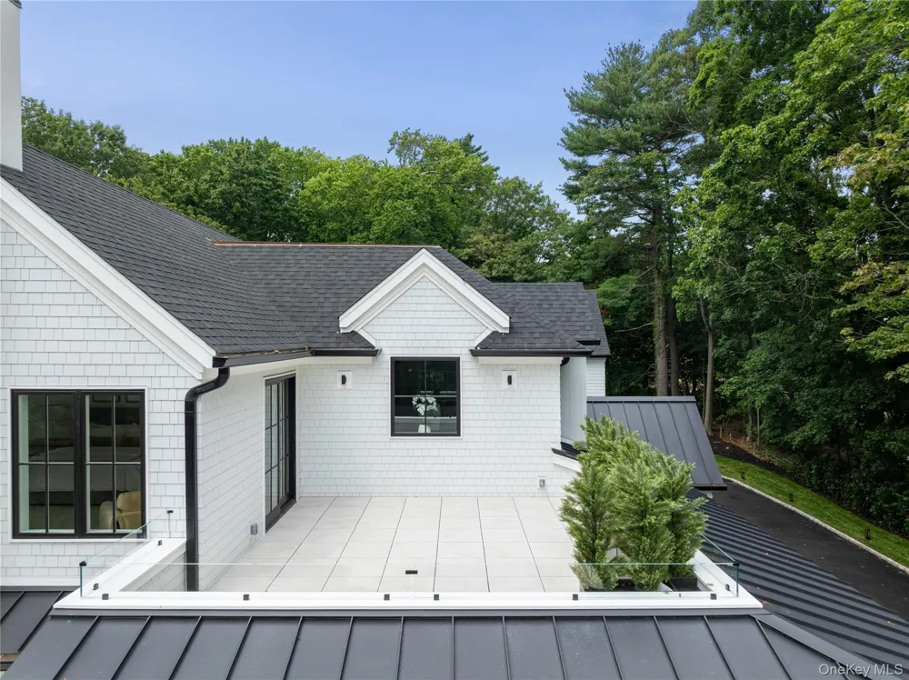 110 Dogwood Avenue Roslyn Harbor, NY 11576