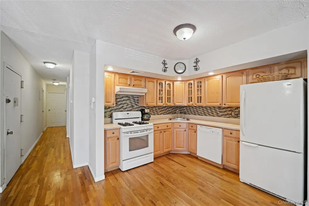 71-34 162nd #3 Fresh Meadows, NY 11365