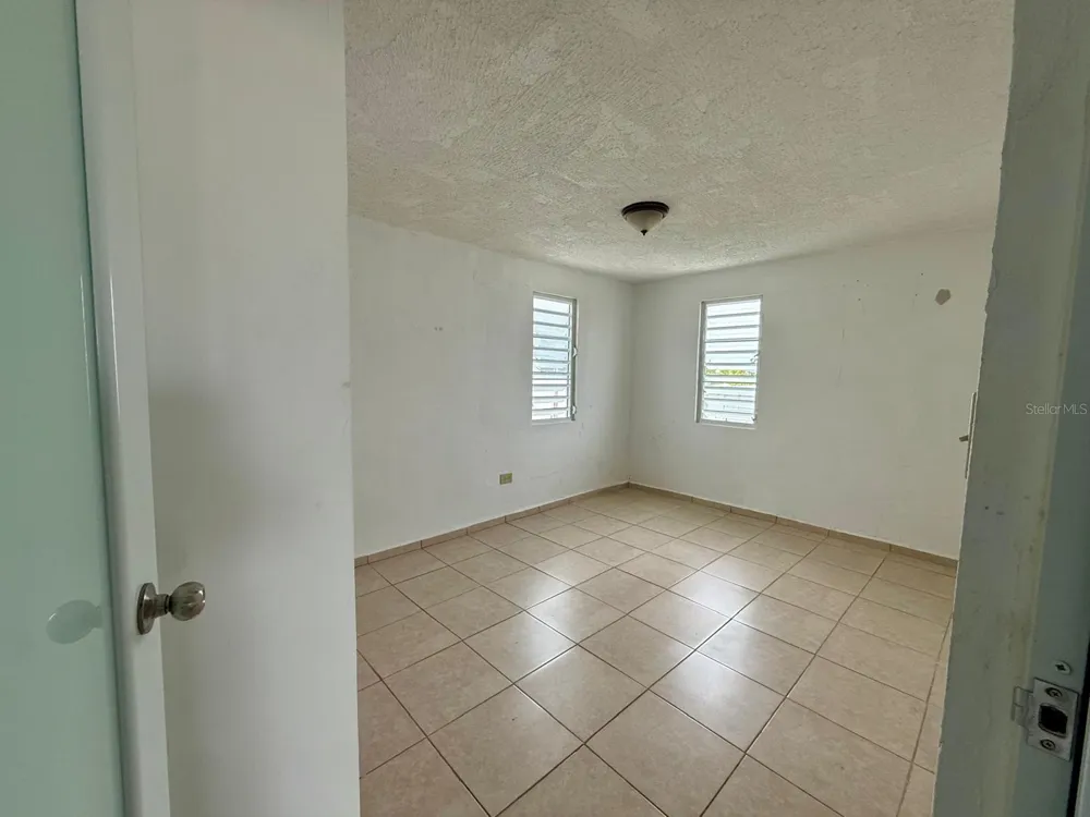 53 CALLE SATURNO COM SANDIN #1 Vega Baja, PR 00693