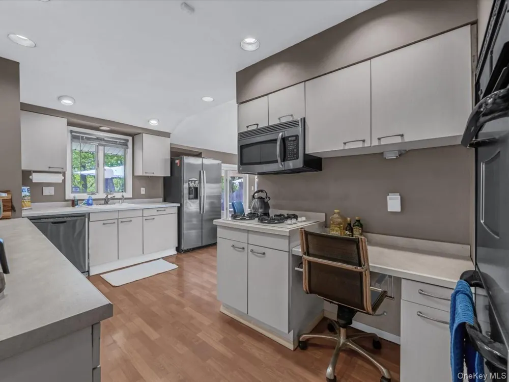 69 Roger Drive Port Washington, NY 11050