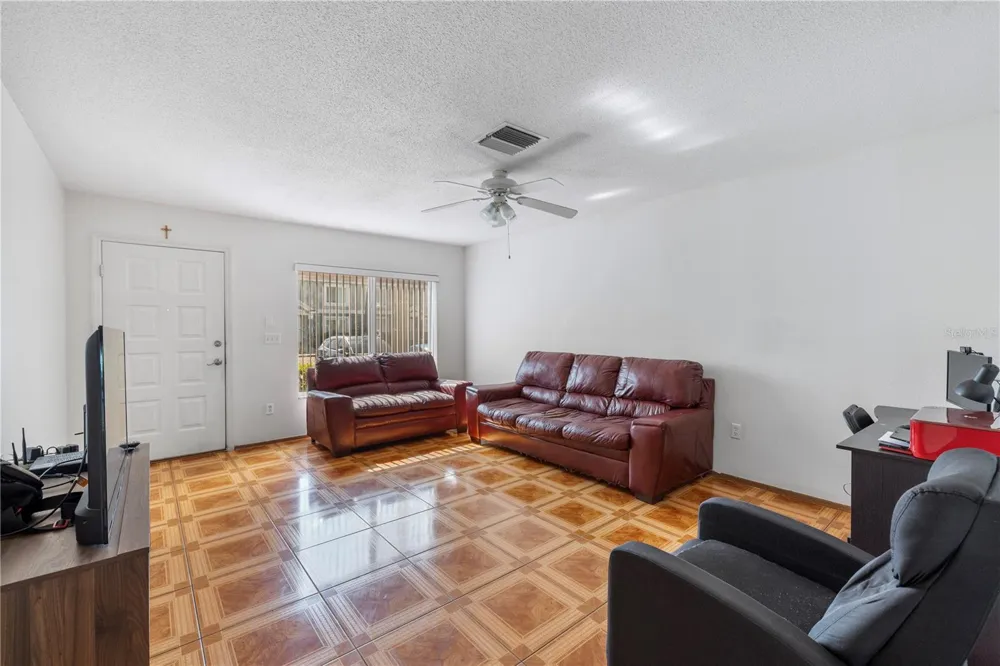 1907 FLUORSHIRE DRIVE Brandon, FL 33511