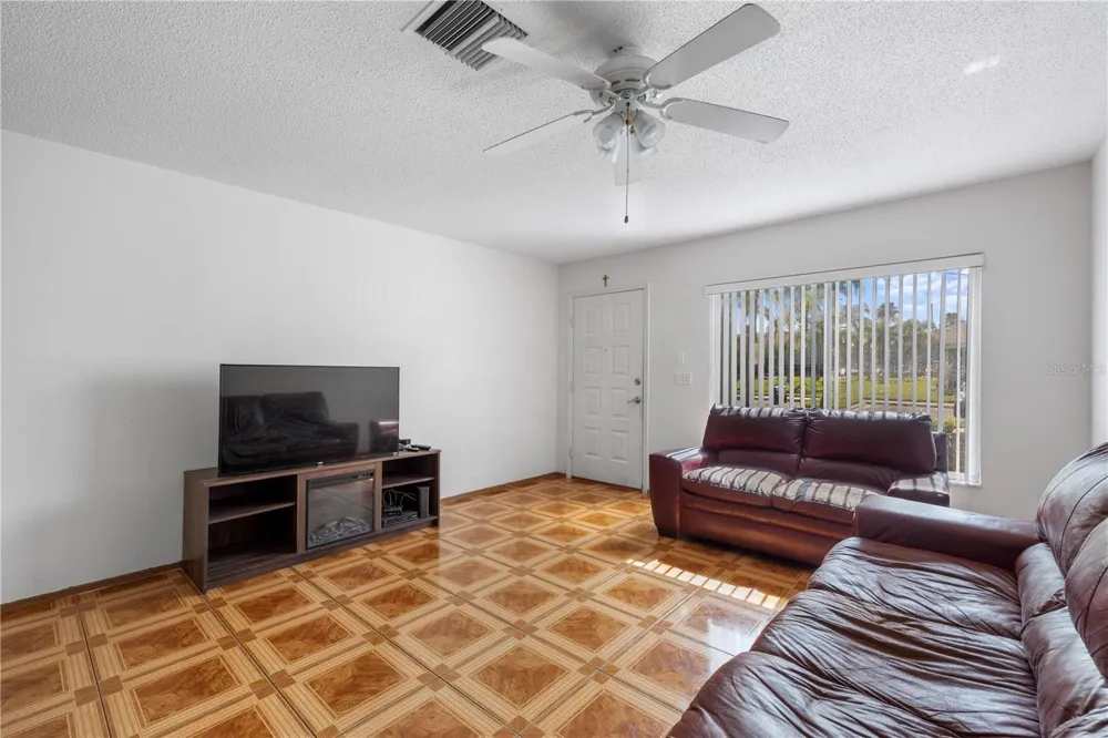 1907 FLUORSHIRE DRIVE Brandon, FL 33511