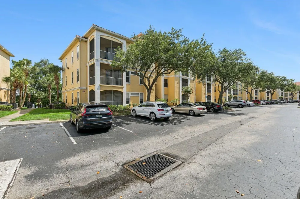 1440 LAKE SHADOW CIRCLE #8201 Maitland, FL 32751