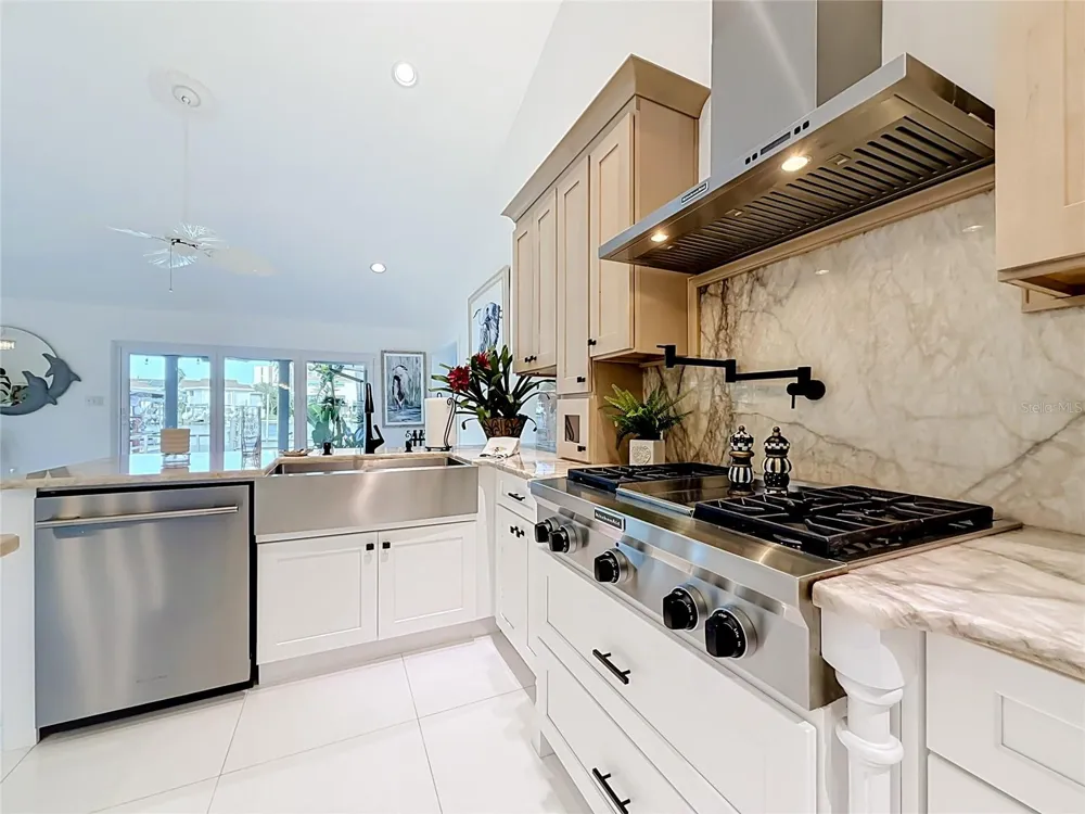 324 LEEWARD ISLAND Clearwater Beach, FL 33767