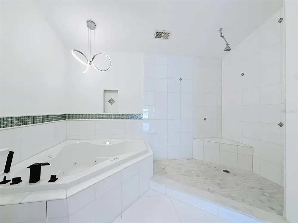 324 LEEWARD ISLAND Clearwater Beach, FL 33767