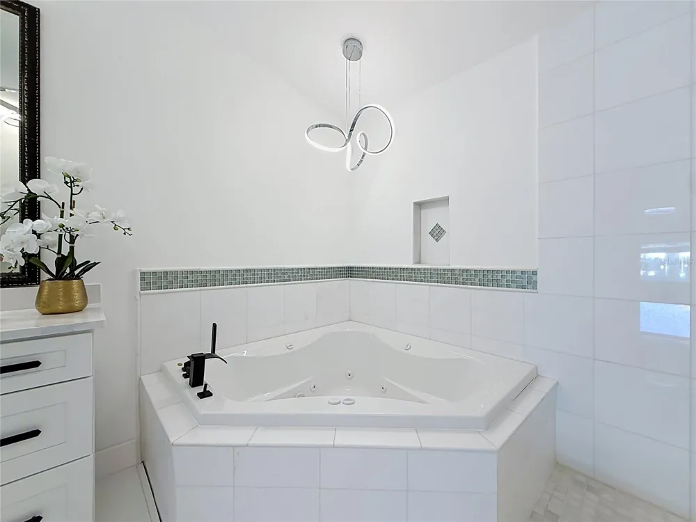 324 LEEWARD ISLAND Clearwater Beach, FL 33767