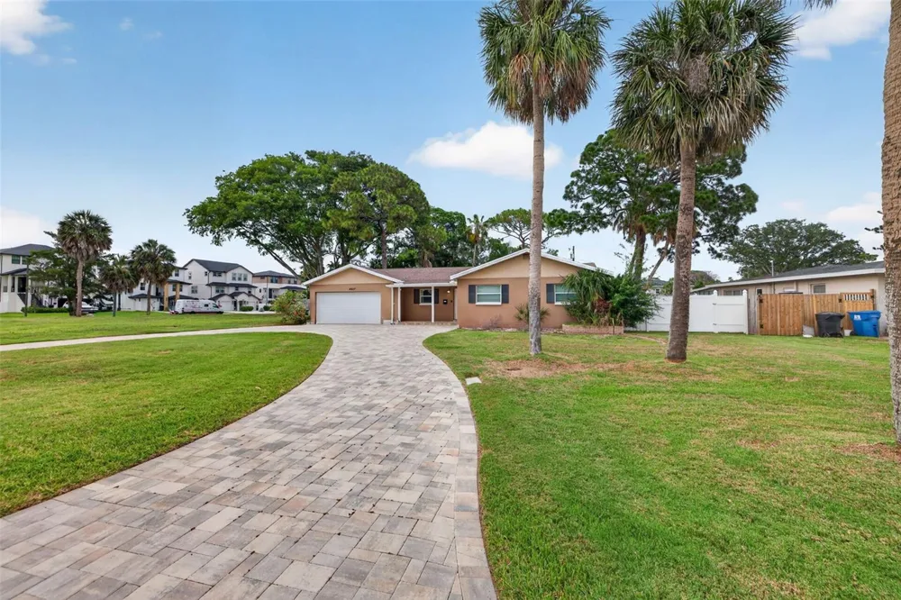4627 VENETIAN BOULEVARD NE St Petersburg, FL 33704