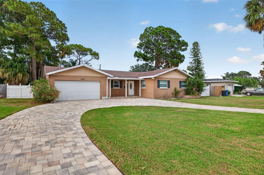 4627 VENETIAN BOULEVARD NE St Petersburg, FL 33704