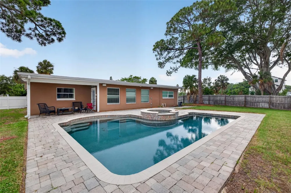 4627 VENETIAN BOULEVARD NE St Petersburg, FL 33704