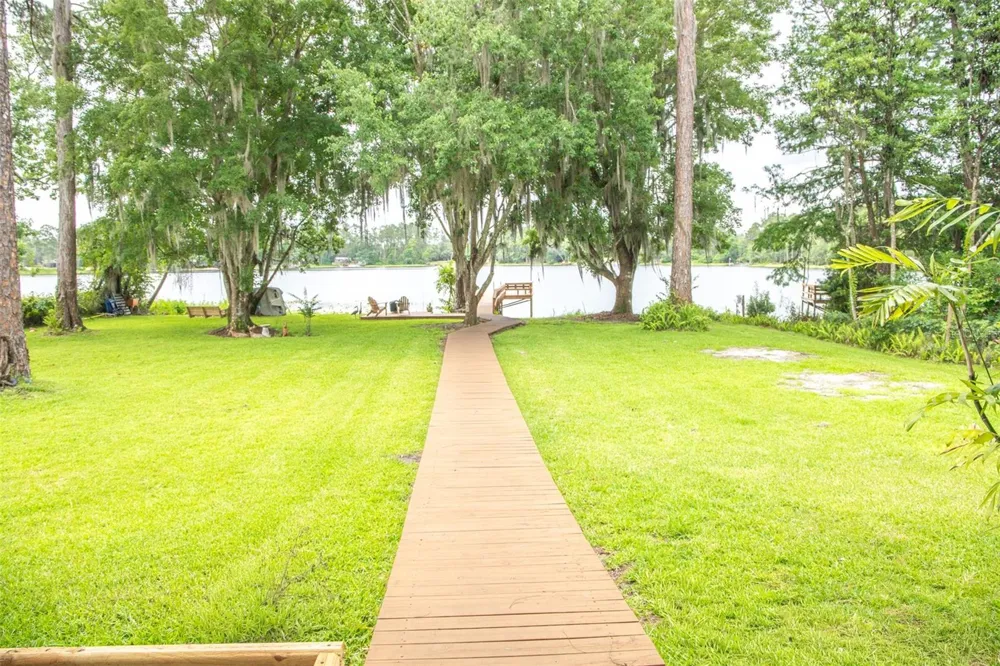 303 RILEY LAKE DRIVE Hawthorne, FL 32640