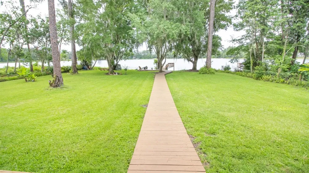 303 RILEY LAKE DRIVE Hawthorne, FL 32640