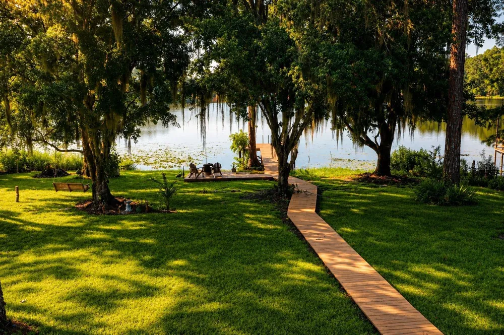 303 RILEY LAKE DRIVE Hawthorne, FL 32640