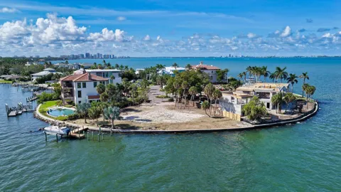 305 S SHORE DRIVE S