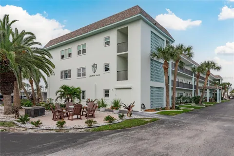 8 GLENCOE PLACE #104