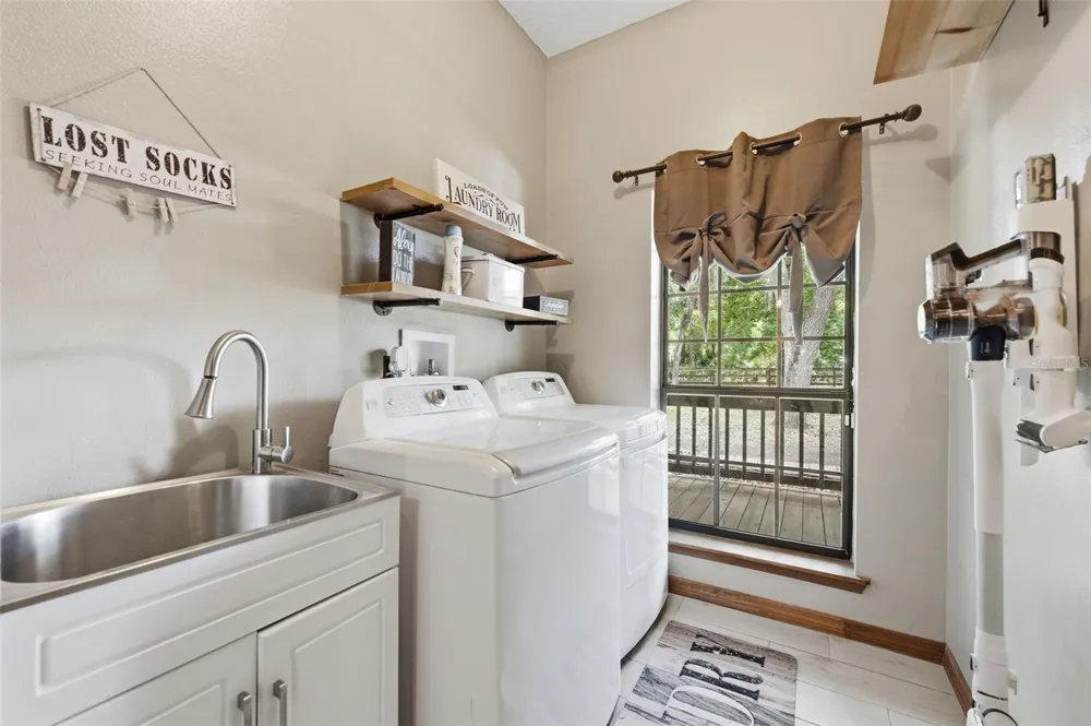 381 JUNGLE ROAD Geneva, FL 32732