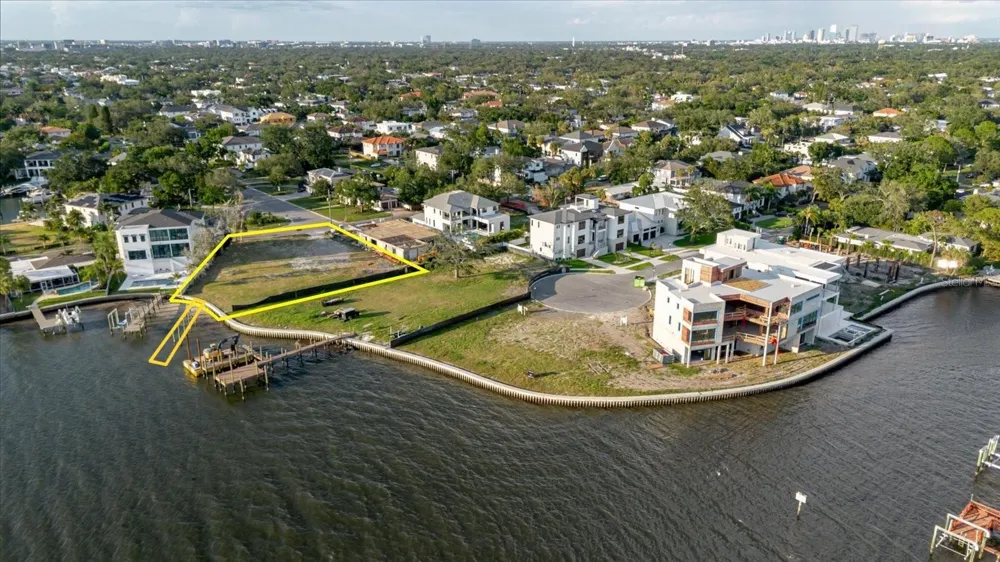 5102 W LONGFELLOW AVENUE Tampa, FL 33629