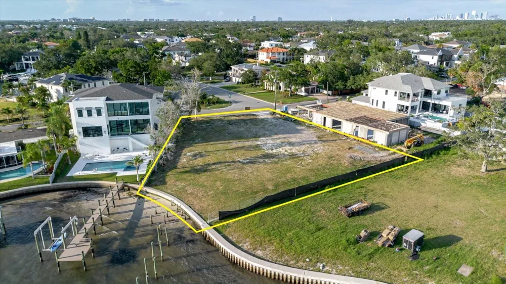 5102 W LONGFELLOW AVENUE Tampa, FL 33629