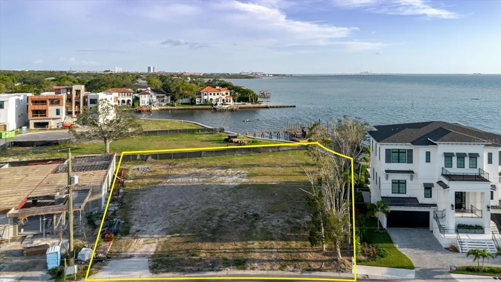 5102 W LONGFELLOW AVENUE Tampa, FL 33629