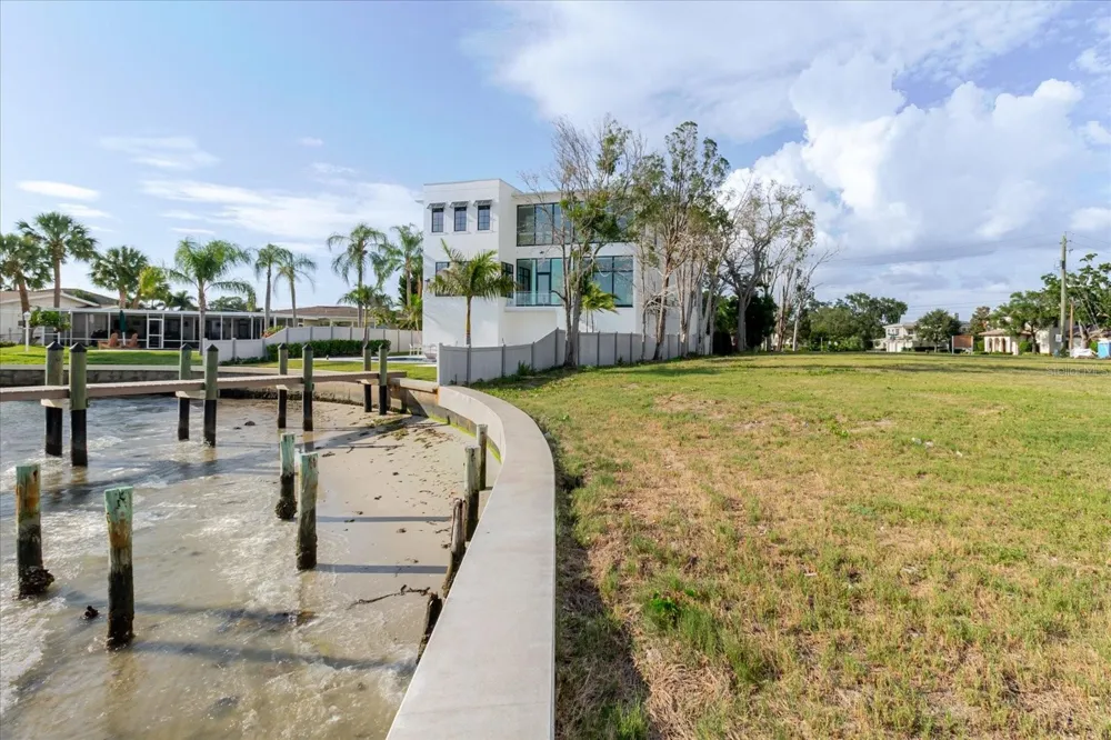 5102 W LONGFELLOW AVENUE Tampa, FL 33629
