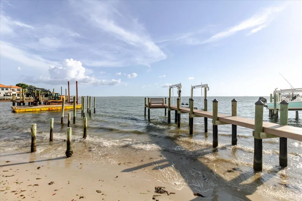 5102 W LONGFELLOW AVENUE Tampa, FL 33629