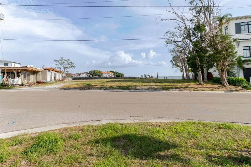 5102 W LONGFELLOW AVENUE Tampa, FL 33629