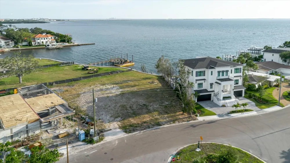 5102 W LONGFELLOW AVENUE Tampa, FL 33629
