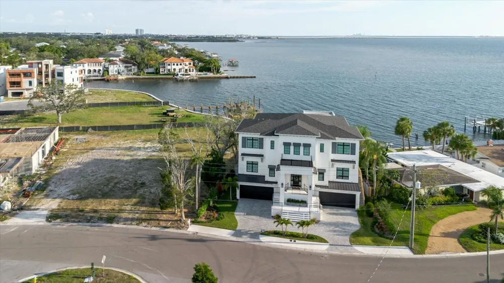 5102 W LONGFELLOW AVENUE Tampa, FL 33629