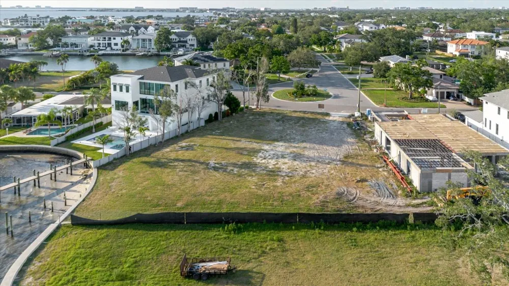 5102 W LONGFELLOW AVENUE Tampa, FL 33629