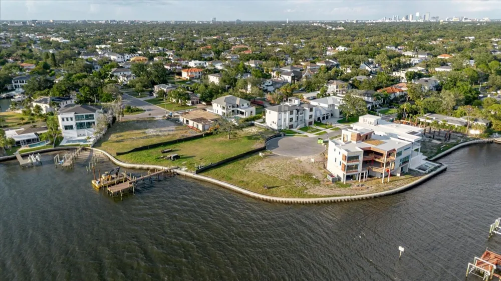 5102 W LONGFELLOW AVENUE Tampa, FL 33629