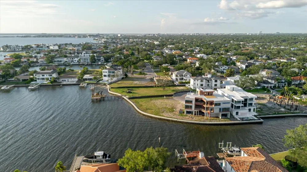 5102 W LONGFELLOW AVENUE Tampa, FL 33629