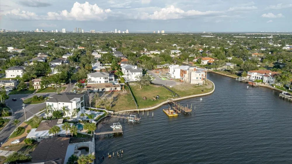 5102 W LONGFELLOW AVENUE Tampa, FL 33629